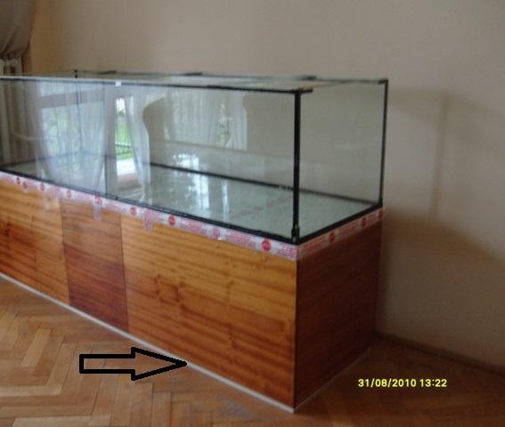 Podkładka pod szafką stojąca na starym parkiecie,.jpg
